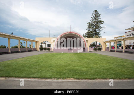 Napier, North Island, Neue Zealand-December 15,2016: Sound Shell mit einzigartigen rosa Art déco-Details und Touristen in Napier, Neuseeland Stockfoto