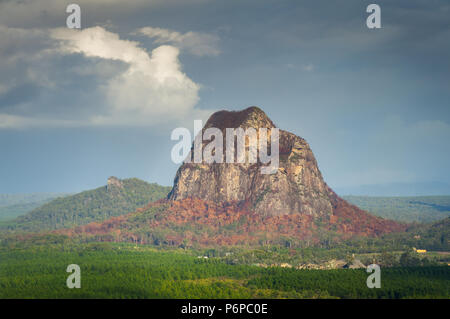 Mount Tibrogargan in Glass House Mountains. Stockfoto