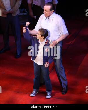 Chazz Palminteri, Hudson Loverro in ''A Bronx Tale'' Broadway Spiel am Longacre Theatre auf W. 48 St 6/6/2018 Foto von John Barrett/PHOTOlink/MediaPunch 917-754-8588 Stockfoto