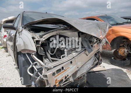 Vor einem Auto, das in einem serioud Front-end-Kollision, die Motorhaube, Kühler und Stoßfänger zerstört Stockfoto