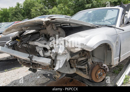 Vordere Ende einer zertruemmerten Auto in einem Schrotthändler, die Räder ausgebaut, der Körper zerstört Stockfoto