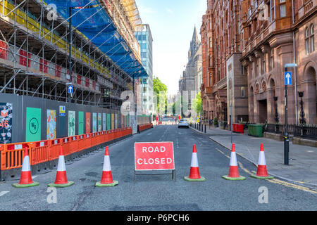 Kegel und eine Straße geschlossen Zeichen weisen auf einen geschlossenen Straße im Stadtzentrum von Manchester, UK. Stockfoto