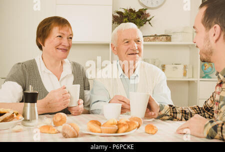 Reife Mutter und Vater und Sohn glücklich zusammen Zeit zu Hause zu verbringen Stockfoto