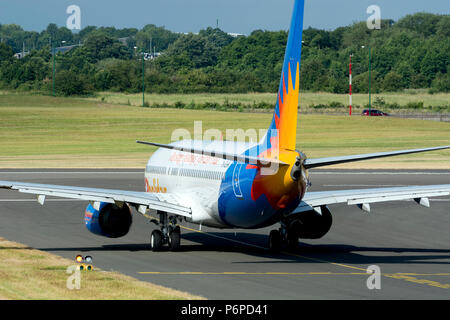 Jet2 Boeing 737-8 MG Rollen für Nehmen Sie am Flughafen Birmingham, UK (G-JZHM) Stockfoto