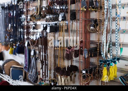 Bild von farbigen Phantasieschmuck hängen auf dem Stand in den Store Stockfoto