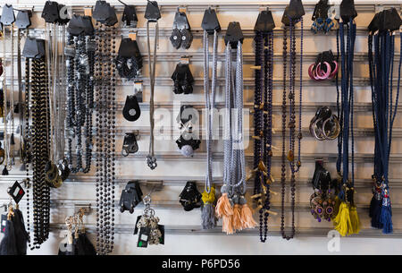 Bild der farbigen Schmuck hängen auf dem Stand in den Store Stockfoto