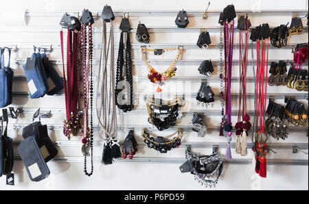Bild von farbigen Schmuck und Accessoires hängen auf dem Stand in den Store Stockfoto