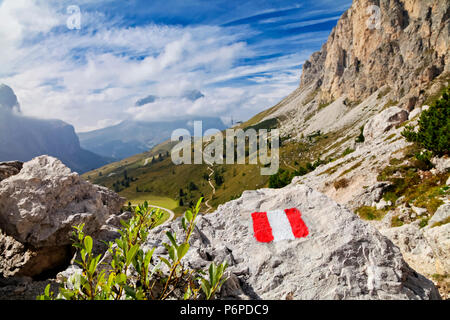 Trail Markierung auf einem Stein in Dolomiten, Italien Stockfoto