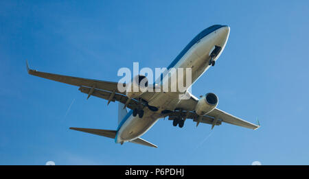 Geräumige Passagierflugzeug im Himmel nach Reiseziel fliegen Stockfoto