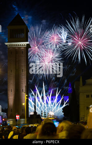 BARCELONA, SPANIEN - 24. SEPTEMBER 2015: Feuerwerk am Platz von Spanien in Barcelona, Spanien. Feuerwerk an der Abschlussfeier von La Merce Festival Stockfoto