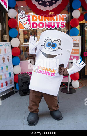 Ein Mann in einem Ganzkörper Kostüm gekleidet, wie eine Tasse Kaffee Werbung außerhalb der Dunkin' Donuts auf der East 14th Street in Manhattan, New York City. Stockfoto