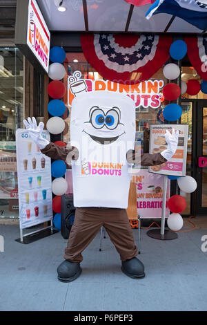 Ein Mann in einem Ganzkörper Kostüm gekleidet, wie eine Tasse Kaffee Werbung außerhalb der Dunkin' Donuts auf der East 14th Street in Manhattan, New York City. Stockfoto