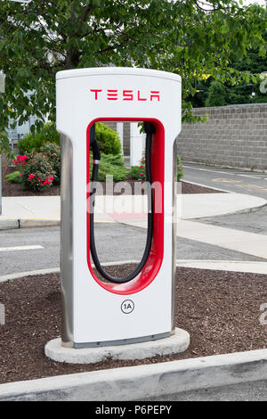 Ein Tesla Electric Car Ladestation an einem strassenrand Welcome Center in Darien, Connecticut, direkt an der Route I 95 Stockfoto