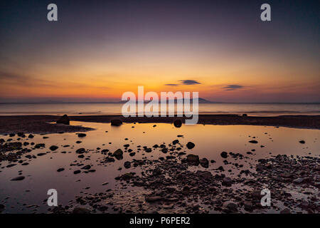 Solway Nachleuchten und Felsen. Stockfoto