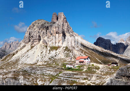 Italien, Dolomiten - SEPTEMBER 22, 2014 - Landschaft mit einem Zuflucht in Dolomiten Stockfoto