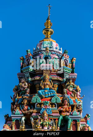 Dekoration auf dem Turm am Eingang zum ältesten Hindutempel in Penang - Sri Mahamariamman Tempel. Stockfoto