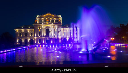 Nacht der Kultur Palast und farbigen Springbrunnen in Drobeta Turnu-Severin Stockfoto