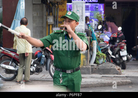 SAIGON, VIETNAM, Dec 14 2017, der Polizist läuft der Verkehr an einer belebten Kreuzung in Ho Chi Minh City Center. Stockfoto