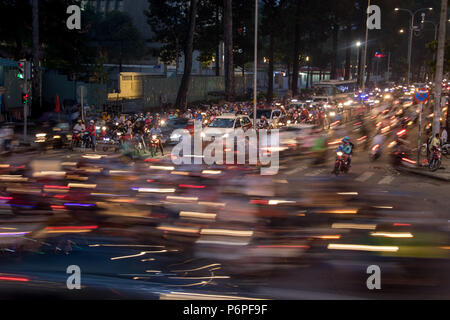 SAIGON, VIETNAM, Dec 14 2017, dichten Verkehr in der Nacht Schnittpunkt mit verschwommen Lichter durch Motorräder und Fahrzeuge. Stockfoto