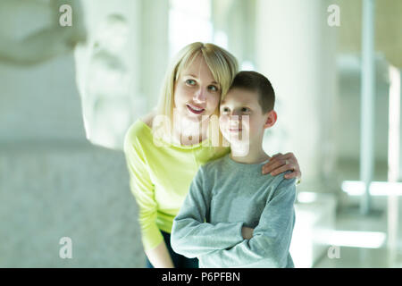 Positive junge Mutter und Sohn in Bezug auf die klassische Reliefs im Museum Stockfoto