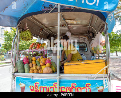 MYANMAR, Mandalay, 20. Mai 2018, asiatische Frau verkauft frisches Obst Getränke. Verkauf von Erfrischung in der Straße von einem Mobile Shop auf einem Auto. Stockfoto