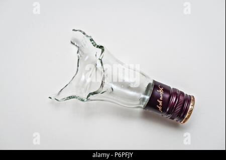 Der Hals eines gebrochenen Whisky Flasche macht einen Teufelskreis der Waffe in der Hand kämpfen zu Hand, wie eine bar Brawl Stockfoto