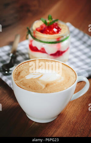 Eis mit Karamellsauce auf dunkelgrau Tabelle Stockfoto