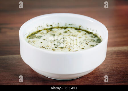 Joghurt-Suppe mit Gurken, Dill und Walnüssen Stockfoto