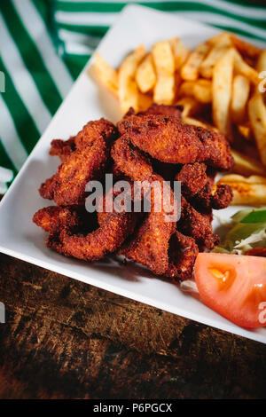 Gebratenes Huhn mit cajun Gewürze und Kartoffeln Stockfoto