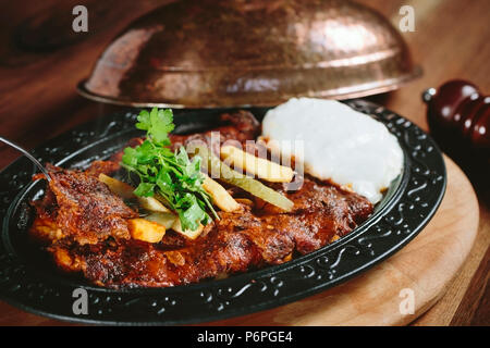 Traditionellen türkischen Kebab, iskender Kebab. Stockfoto