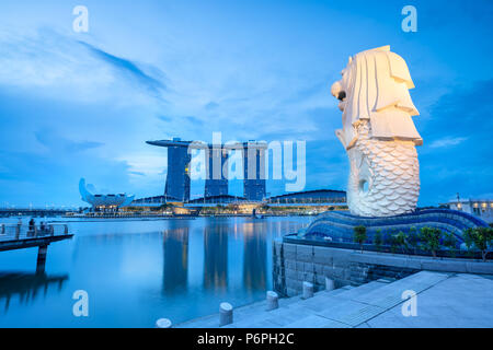 Singapur - May 24, 2018: Der Merlion Brunnen vor der Skyline von Singapur während am frühen Morgen blaue Stunde. Stockfoto