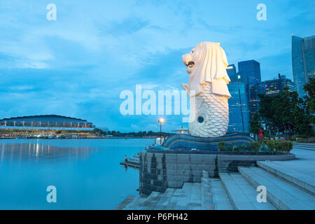 Singapur - May 24, 2018: Der Merlion Brunnen vor der Skyline von Singapur während am frühen Morgen blaue Stunde. Stockfoto