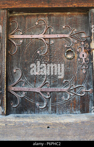 Alte Holztür mit geschnitzten Metallgriff, Detail Stockfoto