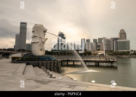 Singapur - May 24, 2018: Der Merlion Brunnen vor der Skyline von Singapur in den frühen Morgenstunden. Stockfoto