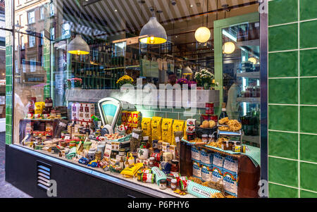 Lina stores Ltd. Schaufenster, italienische Feinkost, Brewer Street, Soho, London, England, UK. Stockfoto