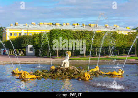 Peterhof, Teich mit Springbrunnen "Eiche" und Skulptur 'Amor mit einer Maske" in der oberen Park Stockfoto