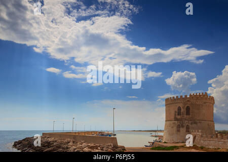 Salento-Küste, Ionisches Meer:Panoramablick auf Torre Vado Wachturm, Italien (Apulien). Stockfoto
