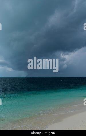 Dunkle Hurrikan Wolke über tropische Meer Stockfoto