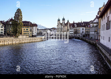 Luzern, Schweiz - Dezember 2, 2017: Altstadt von Luzern mit Blick auf den Damm und Brücke an der Reuss. Alte Schweizer Häuser Stockfoto