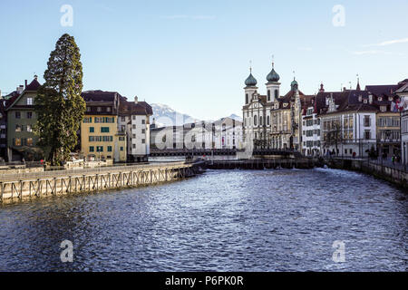 Luzern, Schweiz - Dezember 2, 2017: Altstadt von Luzern mit Blick auf den Damm und Brücke an der Reuss. Alte Schweizer Häuser Stockfoto