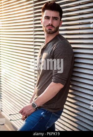 Attraktiven jungen Mann Portrait in der Stadt. Stockfoto