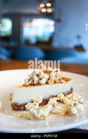 Käsekuchen mit Karamell und Popcorn Stockfoto