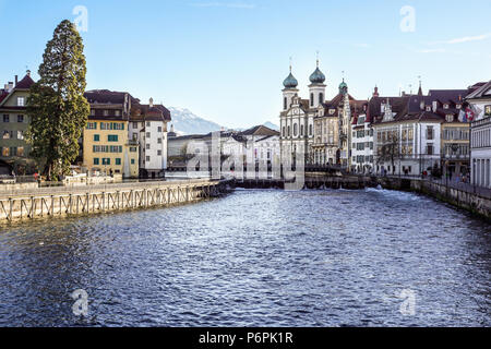 Luzern, Schweiz - Dezember 2, 2017: Altstadt von Luzern mit Blick auf den Damm und Brücke an der Reuss. Alte Schweizer Häuser Stockfoto