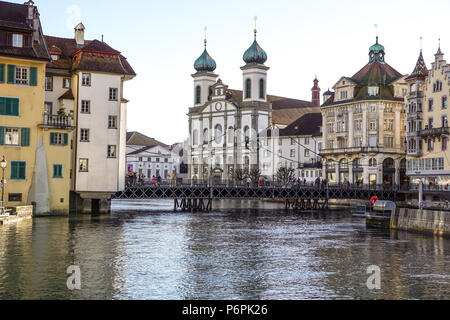 Luzern, Schweiz - Dezember 2, 2017: Altstadt von Luzern mit Blick auf den Damm und Brücke an der Reuss. Alte Schweizer Häuser Stockfoto