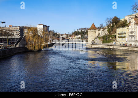 Luzern, Schweiz - Dezember 2, 2017: Altstadt von Luzern mit Blick auf den Damm und Brücke an der Reuss. Alte Schweizer Häuser Stockfoto