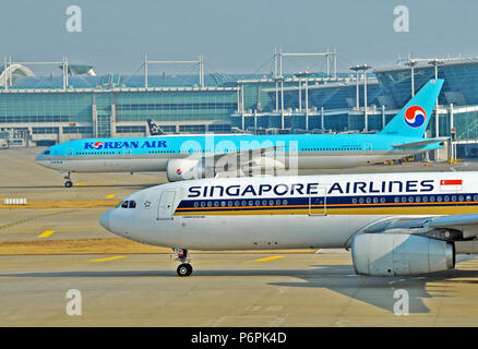 Airbus A330 der Singapore Airlines und Boeing 777 der Korean Airlines, internationalen Flughafen Incheon in Seoul, Süd Koreaa Stockfoto