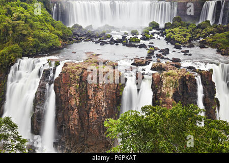 Iguaçu-Wasserfälle, die grössten Wasserfälle der Welt, an der brasilianischen und argentinischen Grenze gelegen, Blick von der brasilianischen Seite Stockfoto