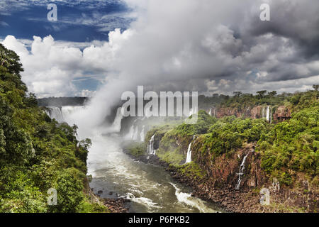 Iguaçu-Wasserfälle, die grössten Wasserfälle der Welt, an der brasilianischen und argentinischen Grenze gelegen, Blick von der brasilianischen Seite