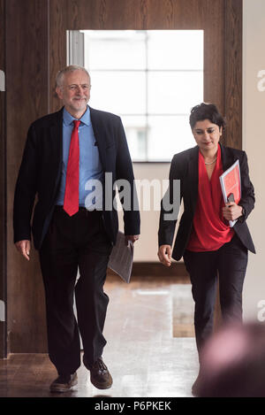 2 Savoy Hotel, London, Großbritannien. 30. Juni 2016. Jeremy Corbyn liefert eine Rede über die Labour Party Antisemitismus Untersuchungsergebnisse. Anfrage Stuhl Shami Chakrab Stockfoto