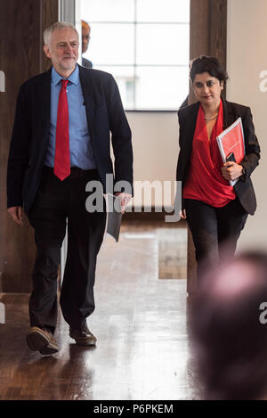 2 Savoy Hotel, London, Großbritannien. 30. Juni 2016. Jeremy Corbyn liefert eine Rede über die Labour Party Antisemitismus Untersuchungsergebnisse. Anfrage Stuhl Shami Chakrab Stockfoto